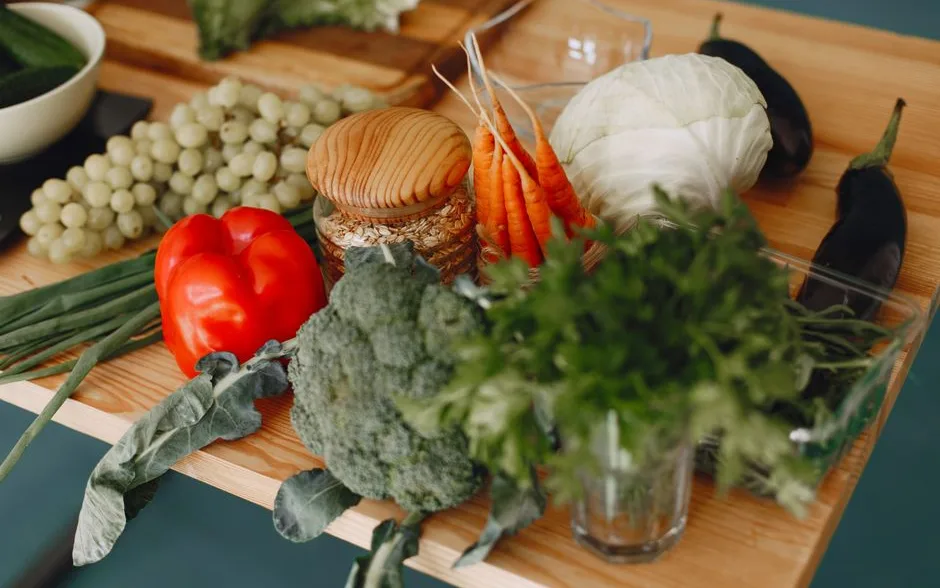 Légumes et fruits frais posés sur une planche en bois